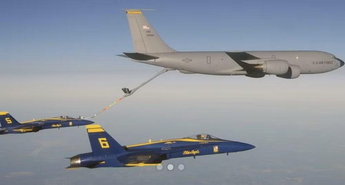 KC-135 Stratotanker được phát triển từ nền tảng máy bay phản lực dân dụng Boeing 367-80, tiền thân của dòng Boeing 707 nổi tiếng.