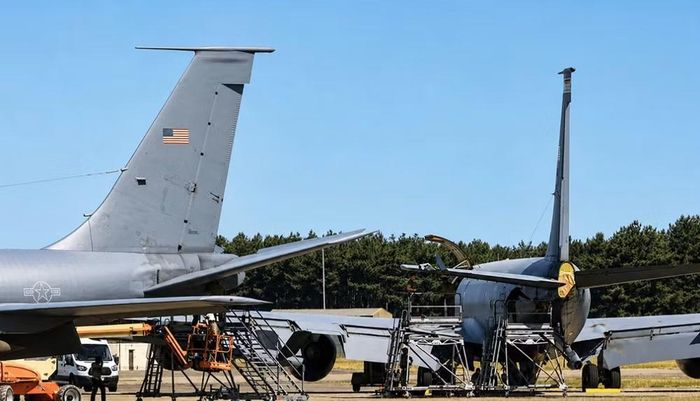 Theo những hình ảnh và thông tin được công bố, 2 máy bay tiếp dầu chiến lược KC-135 Stratotanker của Không quân Mỹ đã xảy ra va chạm trên không trong quá trình thực hiện nhiệm vụ tại khu vực Trung Đông.