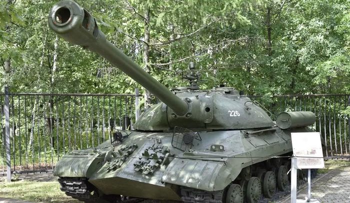 Và cuối cùng là hỏa lực của xe, tuy khẩu pháo D-25TS là vũ khí đáng gờm trong Thế chiến 2, nhưng khả năng xuyên phá khi sử dụng đạn AP của Liên Xô vẫn quá kém, nó không thể xuyên thủng được chiếc Tiger II.
