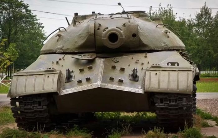 Vào mùa xuân năm 1944, cục thiết kế số 100 và cục thiết kế Kirov bắt đầu trình bày đề xuất cải tiến giáp xe tăng cho IS-3.