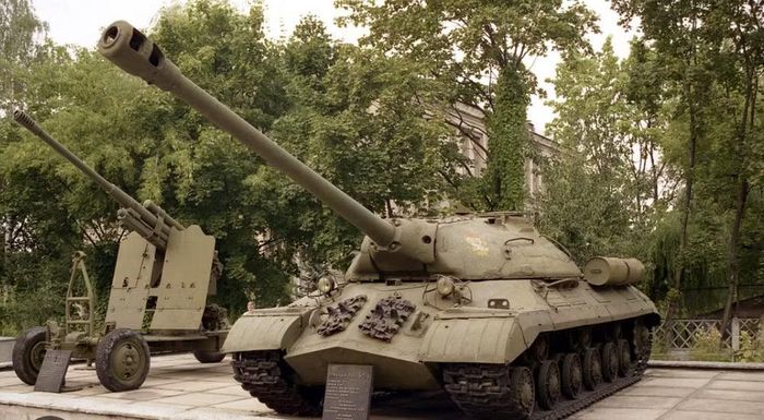 Tuy dòng xe tăng này không tham chiến vào năm 1945 do việc thiếu kíp lái có kĩ năng vận hành xe, chúng vẫn được ra mắt tại cuộc duyệt binh chiến thắng ở Berlin vào ngày 7/9/1945.