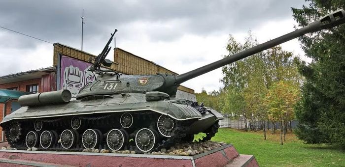 Thiết kế kiểu mũi giáo dù có khả năng bảo vệ ưu việt trước pháo PaK 43, lại mất đi tính hiệu quả khi bị bắn từ những góc không chính diện.