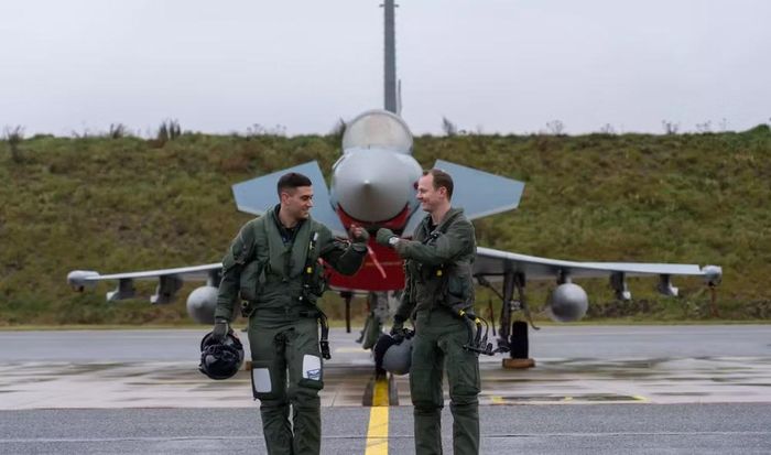 Eurofighter Typhoon là tiêm kích đa năng thế hệ 4,5 do Anh, Đức, Italy và Tây Ban Nha cùng phát triển. Máy bay có chiều dài 15,96 m, sải cánh 10,95 m, trọng lượng cất cánh tối đa 23,5 tấn và vận tốc tối đa Mach 2, tương đương 2.470 km/h.