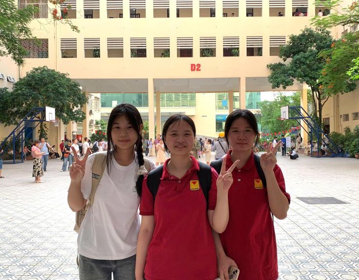 Em Lưu Quỳnh Chi Chi, học sinh Trường THCS Pascal (ngoài cùng bên phải ảnh) cho biết từ nhà em đến trường khoảng 10km. Do hôm nay thi môn điều kiện nên tâm lý Chi khá thoải mái. Sau ngày mai, Chi sẽ dành thời gian "xả hơi" vì đây là kỳ thi cuối cùng vào lớp 10 rồi. Em Nguyễn Minh Khuê, học sinh Trường THCS Kim Nỗ, Đông Anh (ngoài cùng bên trái) cho biết em đăng ký thi chuyên Văn của Trường Chuyên Đại học Sư phạm. Trước đó, Khuê đã tham gia thi chuyên Văn ở Trường THPT chuyên Khoa học Xã hội và Nhân văn. "Nếu đỗ trường nào em cũng đều rất vui" - Khuê chia sẻ. 