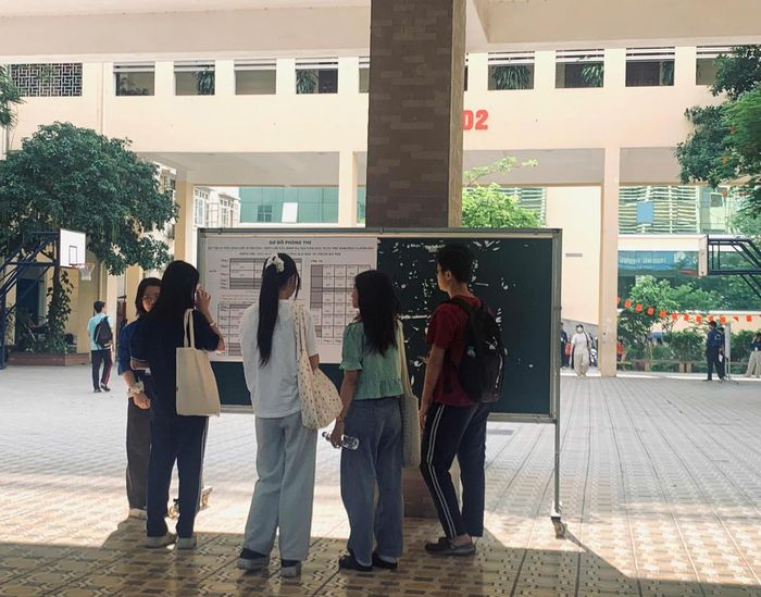 Thí sinh xem sơ đồ bố trí phòng thi.