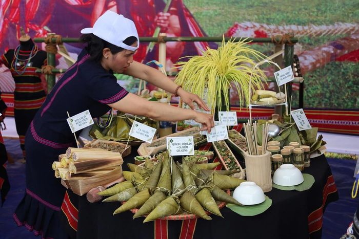 Những món ăn mang đậm bản sắc địa phương tại Ngày hội văn hóa truyền thống của người Bhnong. Ảnh: TT.
