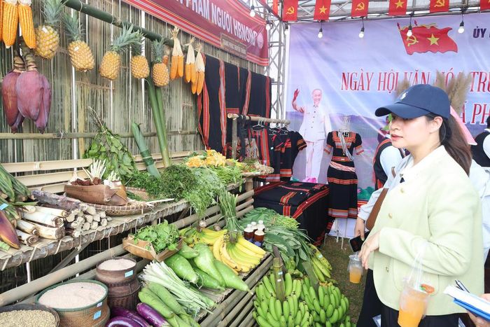 Nhiều nông sản địa phương được trưng bày tại Ngày hội văn hóa truyền thống của người Bhnong. Ảnh: TT.