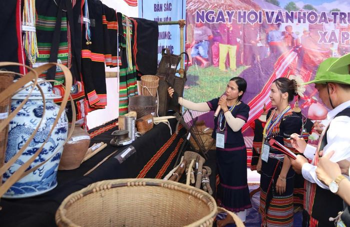 Người dân giới thiểu sản phẩm do chính bản thân mình làm ra tại ngày hội. Ảnh: TT.