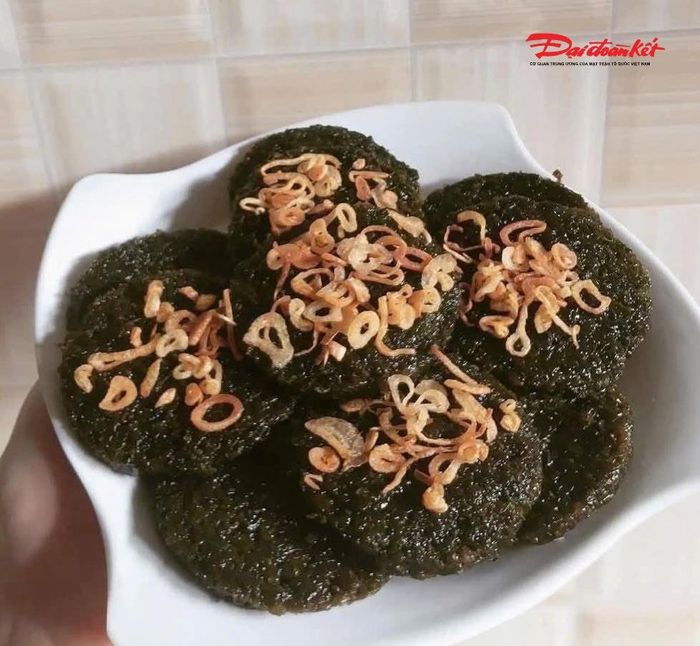 Ngoài rau tươi và rau phơi khô, nhiều gia đình còn chế biến thành bánh rau cạo để phục vụ khách hàng. Ảnh: ĐB