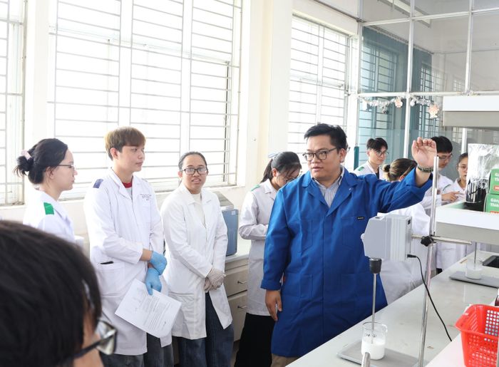  Một giờ thực hành nghiên cứu của thầy, trò tại ĐH Quốc gia TP.HCM. Ảnh: T.CÚC 