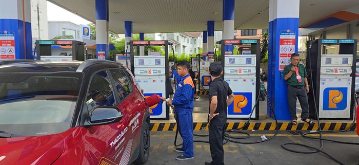  Nhóm khách hàng như taxi, xe công nghệ và xe thuộc các đơn vị hành chính sự nghiệp tại TP.HCM như UBND, các sở ban ngành, công an, quân đội... đã ký hợp đồng sử dụng xăng sinh học E10 của Petrolimex Sài Gòn. 