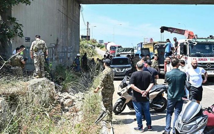  Binh lính Lebanon và lực lượng cứu hộ kiểm tra hiện trường vụ tấn công của Israel ở phía nam Beirut vào ngày 3-6 khiến 1 người thiệt mạng. Ảnh: AFP 