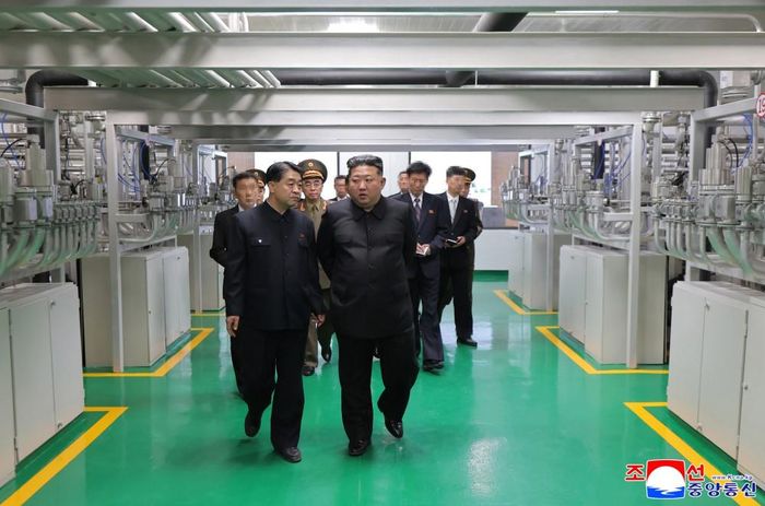  Lãnh đạo Triều Tiên Kim Jong-un thị sát cơ sở hạt nhân mới. Ảnh: KCNA 