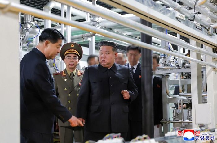  Lãnh đạo Triều Tiên Kim Jong-un thị sát cơ sở hạt nhân mới. Ảnh: KCNA 