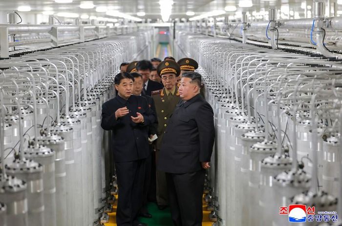  Lãnh đạo Triều Tiên Kim Jong-un thị sát cơ sở hạt nhân mới. Ảnh: KCNA 