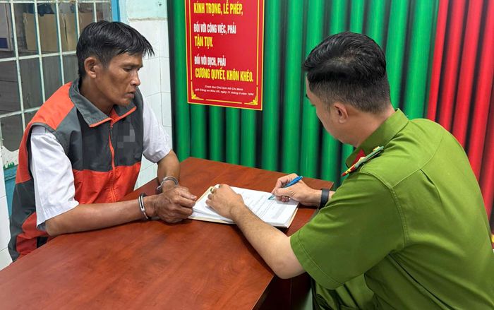  Công an xã Đông Thạnh lấy lời khai với Luân. Ảnh: CA 