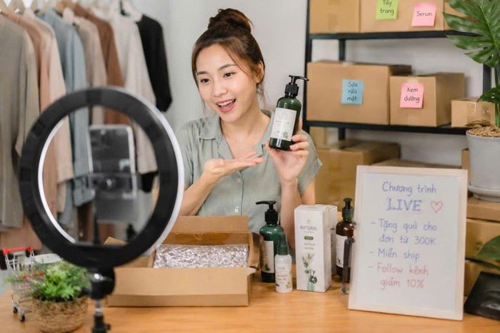  BHXH TP.HCM đề xuất đưa người bán hàng online vào diện tham gia BHXH bắt buộc. Ảnh minh họa: AI 