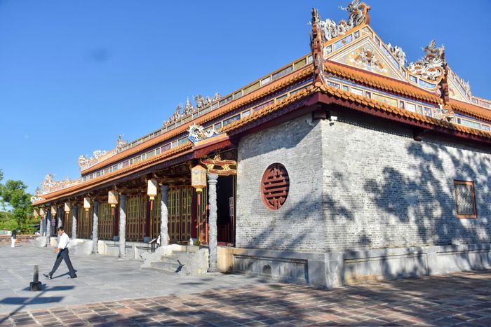  Điện Thái Hòa là công trình kiến trúc quan trọng nhất trong Hoàng Cung triều Nguyễn. Là nơi diễn ra các đại lễ và các cuộc họp đại triều với sự tham gia của Vua, hoàng thân quốc thích và các đại thần. 