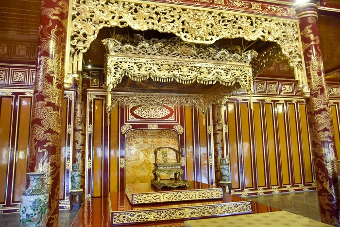  Các chuyên gia tiến hành làm sạch khô và xử lý nấm mốc, mối mọt theo đúng quy trình chuẩn. 14 mảnh vỡ của tay ngai bên trái được gắn kết hoàn chỉnh, sử dụng gỗ đồng chất và bột gỗ mịn trộn sơn sống để xử lý các vết nứt, khuyết thiếu. 