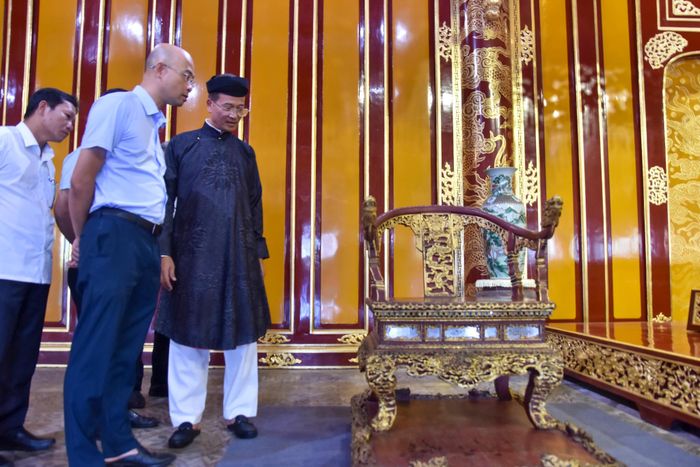  Bảo vật quốc gia Ngai vua triều Nguyễn là hiện vật đặc biệt quan trọng trong hệ thống di sản cung đình Huế, do Trung tâm Bảo tồn Di tích Cố đô Huế quản lý và được Thủ tướng Chính phủ công nhận vào năm 2015. 