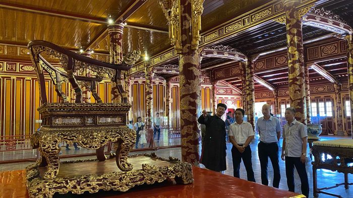  Những vị trí bị mất và phần mộng nối giữa tay ngai được phục hồi theo kỹ thuật truyền thống, kết hợp ổn định phần bong tróc bằng keo chuyên dụng. Lớp sơn ta và vàng thật được sử dụng để hoàn thiện, sau đó phủ một lớp bảo vệ mỏng trong suốt nhằm không làm thay đổi giá trị thẩm mỹ ban đầu của hiện vật. 
