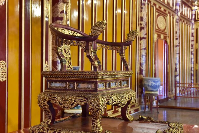  Các mảnh vỡ sau khi được Cơ quan Cảnh sát điều tra Công an TP Huế thu giữ phục vụ điều tra, sau đó tiến hành bàn giao lại cho Bảo tàng Cổ vật Cung đình Huế. 