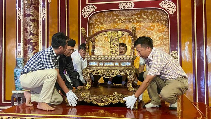  Vào ngày 24-5-2025, bảo vật bị Hồ Văn Phương Tâm phá hoại, làm phần tay ngai phía bên trái bị gãy, tách rời thành 14 mảnh vỡ với kích thước không đồng nhất. 