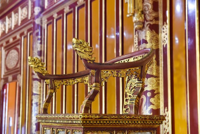  Quá trình phục chế tuân thủ nguyên tắc bảo tồn tối đa yếu tố gốc, ưu tiên sử dụng vật liệu tương thích và tận dụng triệt để các mảnh vỡ đã bị phá hoại. 