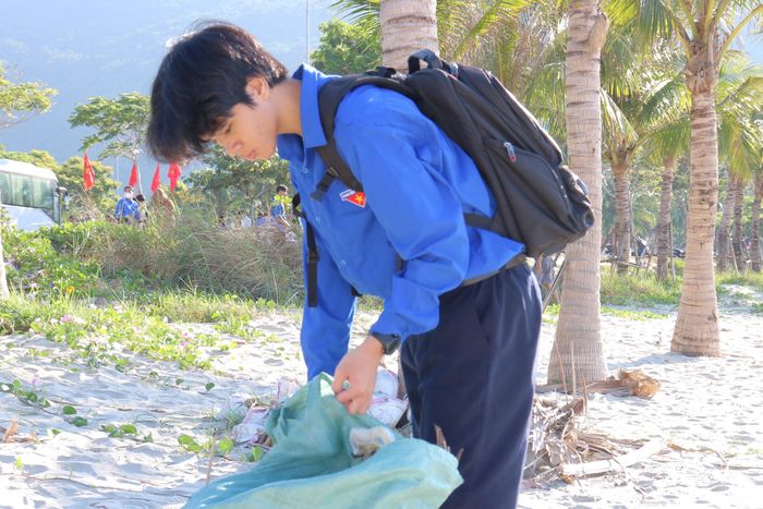  Các đoàn viên thanh niên cũng ra biển từ sáng sớm chung tay dọn rác. Ảnh: TẤN VIỆT 