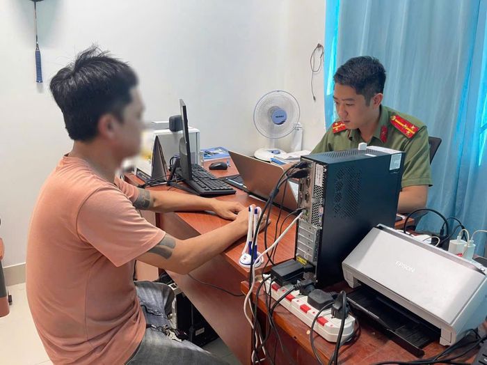  Công an xã Long Hải tăng cường tuyên truyền, nhắc nhở người dân nâng cao ý thức khi sử dụng mạng xã hội và tiếp nhận thông tin trên internet. Ảnh: CA 