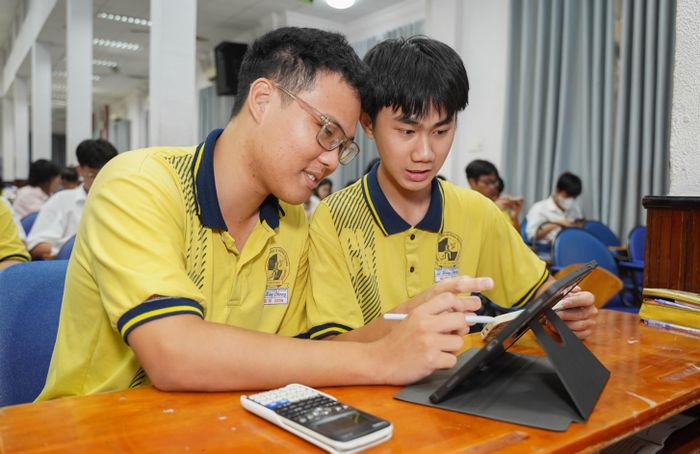  Một giờ học của học sinh Trường THPT chuyên Lê Hồng Phong. Ảnh: THUẬN VĂN 
