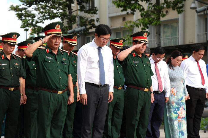  Đoàn đại biểu mặc niệm tưởng nhớ Chủ tịch Hồ Chí Minh. Ảnh: HÀ THƯ 