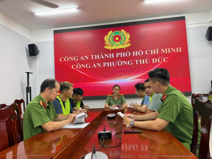  Công an sàng lọc, lấy lời khai để làm rõ hành vi của nhóm người liên quan. Ảnh: CA 
