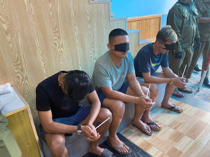  Công an phường Thủ Đức phối hợp cùng các đơn vị Công an TP.HCM khống chế người liên quan tại cơ sở lưu trú. Ảnh: CA 