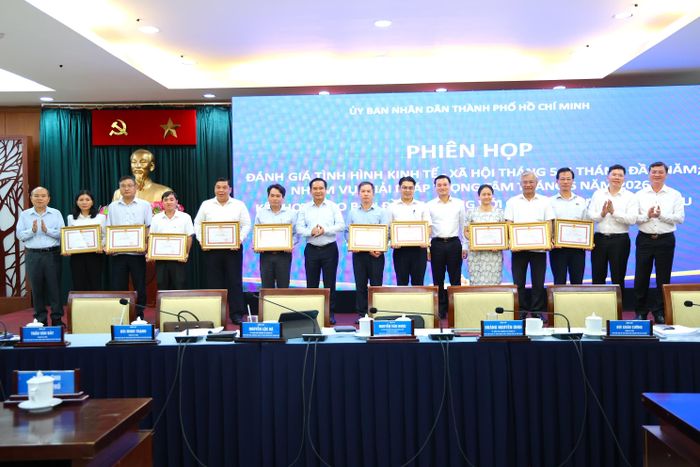  Chủ tịch UBND TP.HCM Nguyễn Văn Được trao bằng khen biểu dương 10 tập thể xuất sắc nhất trong công tác giải ngân đầu tư công của tháng 5 và năm tháng đầu năm 2026. Ảnh: LÊ THOA 