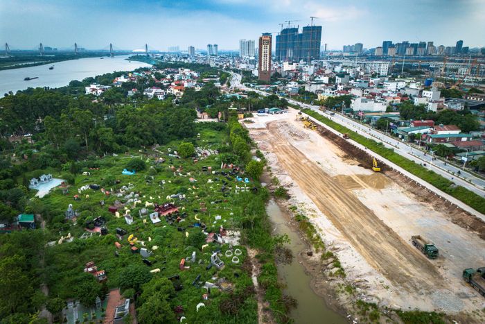  Khu đất xây dựng dự án hiện có nhiều hộ dân sinh sống, một nghĩa trang với hàng trăm ngôi mộ nằm ở giữa. 
