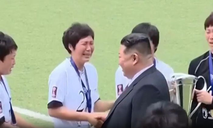  Ông Kim xuống chúc mừng tập thể Naegohyang. Ảnh: Reuters. 
