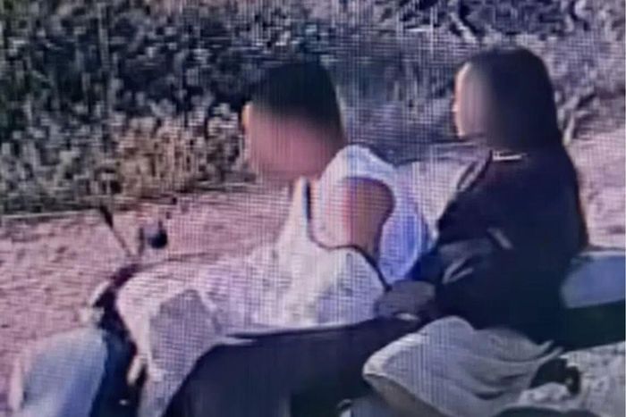  Hai nghi phạm được cho đã bắt trộm Chutou bằng xe điện. 