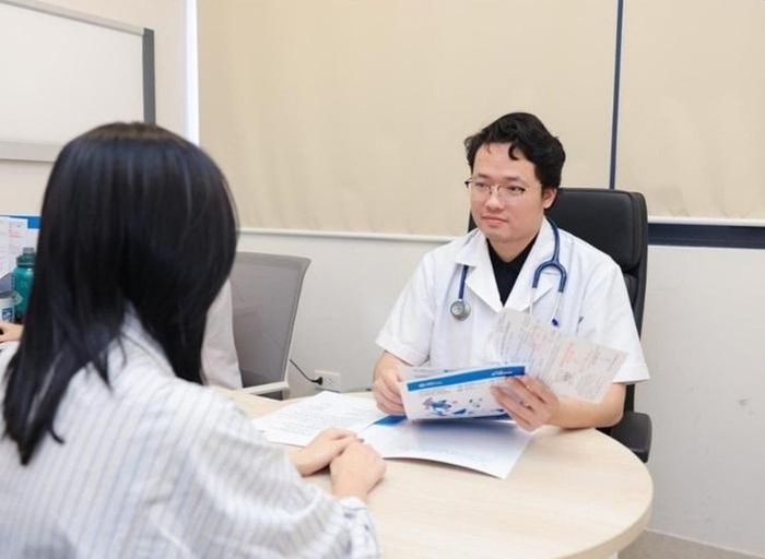  ThS.BS Nguyễn Duy Anh thăm khám cho bệnh nhân. Ảnh: BSCC. 