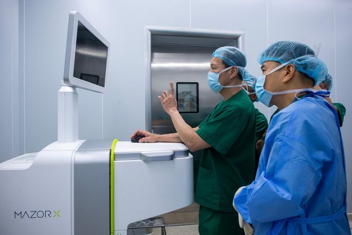  Theo PGS Tiến, trước khi tiếp cận hệ thống robot thế hệ mới, ông và các đồng nghiệp đã có nhiều năm làm việc với các thế hệ robot trước đó. Chính quá trình tích lũy kinh nghiệm này giúp ê-kíp nhanh chóng làm chủ công nghệ mới và khai thác tối đa các ưu điểm của hệ thống. 