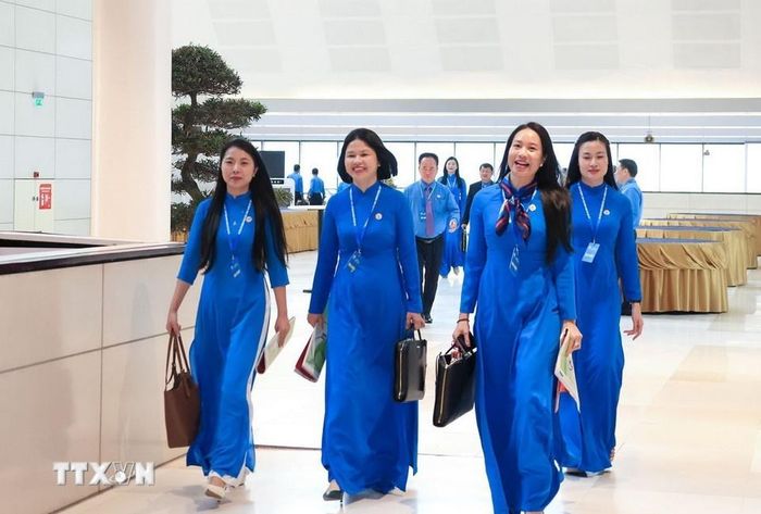  Các đại biểu đến dự Phiên làm việc trọng thể Đại hội XIV Công đoàn Việt Nam. 