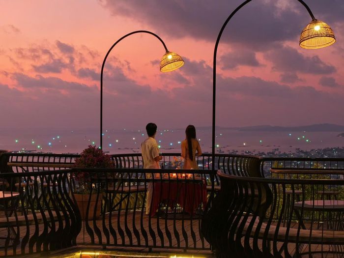 Trong số các công trình tại The Peak, cầu Tình Yêu là điểm đến được nhiều du khách lựa chọn để ngắm hoàng hôn Phú Quốc. Cây cầu nằm ở vị trí có tầm nhìn rộng, từ đây có thể quan sát thị trấn Dương Đông (cũ) và cảnh quan rừng, núi xung quanh.
