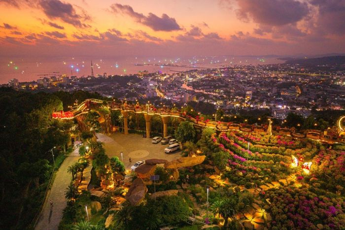  Khi đêm xuống, toàn bộ khu nghỉ dưỡng được thắp sáng, tạo nên diện mạo khác biệt so với ban ngày. 