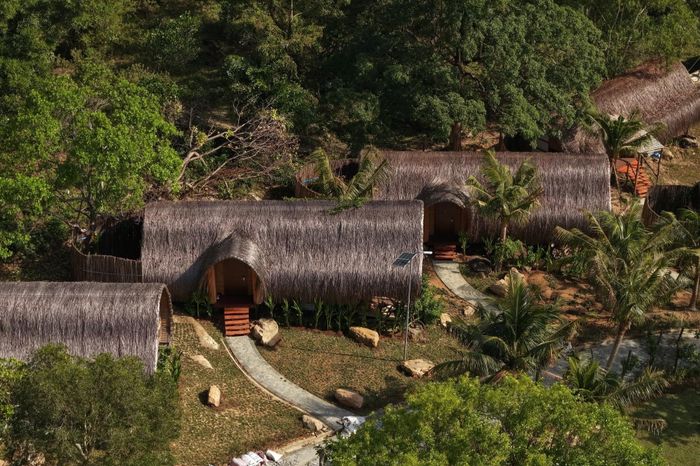  Ngoài các hạng mục tham quan và dịch vụ ăn uống, nơi đây còn xây dựng khu lưu trú với các bungalow nằm xen giữa cây xanh. Các công trình được bố trí rải rác trên sườn núi, hướng về phía rừng hoặc khu vực trung tâm thành phố. Nhiều căn được thiết kế tách biệt nhằm tạo không gian riêng cho khách lưu trú. Về kiến trúc, các bungalow sử dụng tông màu nâu trầm, mái cong thấp và được xây dựng ẩn dưới tán cây. Từ xa, phần lớn công trình không dễ nhận thấy do được bao quanh bởi thảm thực vật tự nhiên