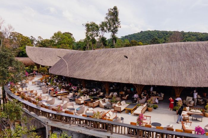  Một trong những hạng mục nổi bật là khu nhà hàng được xây dựng với hình dáng mô phỏng một hạt giống lớn, kết hợp vật liệu tre nứa trong thiết kế. 