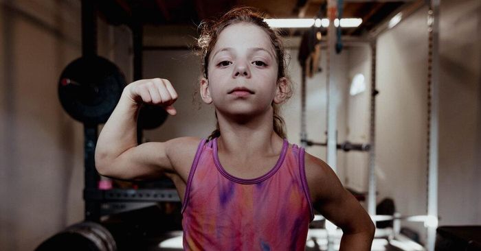  Lucy,10 tuổi, đang nắm giữ 3 kỷ lục quốc gia Mỹ về cử tạ. 