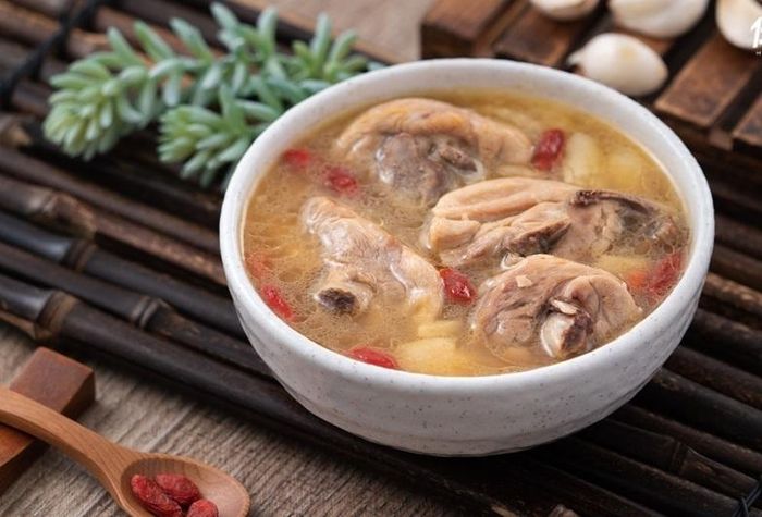  Canh gà kỷ tử, long nhãn khô giúp bồi bổ cơ thể, phục hồi năng lượng mà còn hỗ trợ duy trì chức năng gan khỏe mạnh. Ảnh: TVBS. 