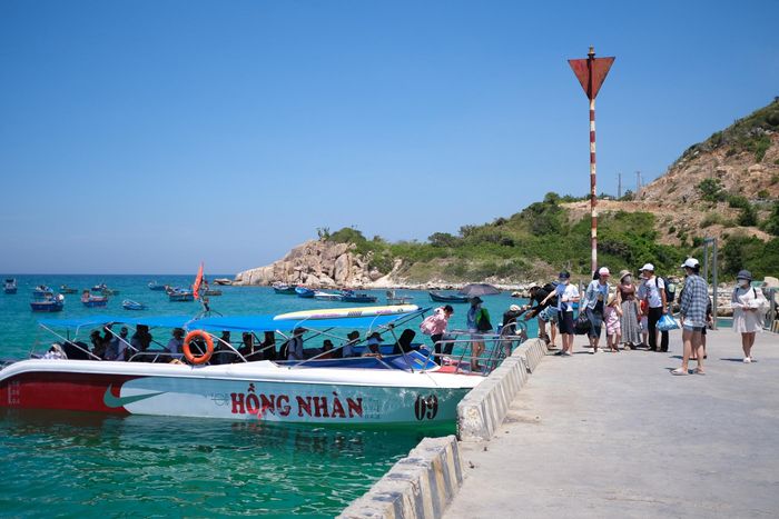  Những chuyến canô ra vào chở khách sang đảo Bình Hưng năm 2024. 