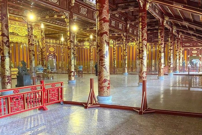  Hệ thống kính cường lực bảo vệ ngai vàng triều Nguyễn bên trong điện Thái Hòa, Đại nội Huế, ngày 18/7/2025. 