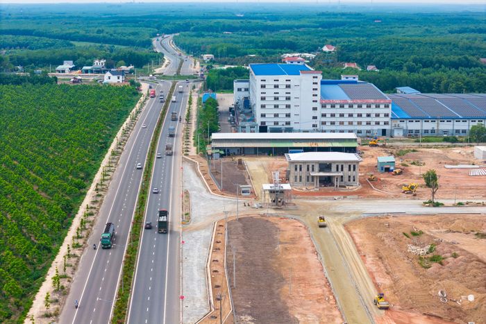  Trong những năm tới, gần 3.000 ha diện tích công nghiệp được kỳ vọng tạo việc làm dồi dào cho lao động địa phương, đồng thời thu hút các nhà đầu tư chiến lược, đem lại nguồn lực tài chính, công nghệ tiên tiến, nâng cao sức cạnh tranh cho xã Phú Giáo. 